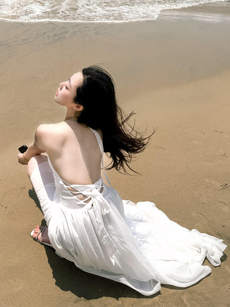 バリビーチバックレスドレス女性の美しいホリデーホワイト写真撮 - Photography Bali のレビューと価格